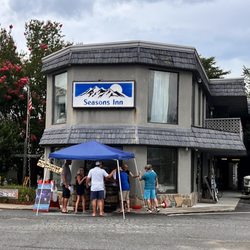Seasons Inn Motel & Plaza