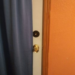 Little Shamrock Motel - 2nd door no extra lock so no security