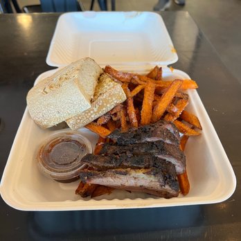 Old Slo BBQ - Tri-Tip Pit Plate with garlic bread and sweet potato fries - Barbeque Near Me - San Luis Obispo, California