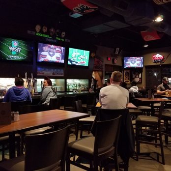 Boston Pizza - Seating area in bar - Pizza Near Me - Grimsby, Ontario