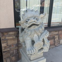 Beijing Buffet - Lion statue out front