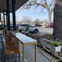 T&5 Cafe Bakery - Outdoor seating