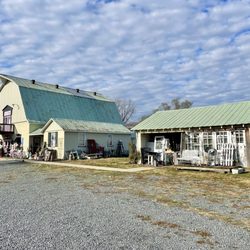 On A Whim - Exterior of shop - on the other side of lot is Hummingbird's Nest, a true antiques place. Then 1 mi down Luckett's Store - go!