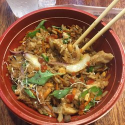 Thai wok - Arroz frito com frango, super caprichado e com um valor excelente, 25 reais.