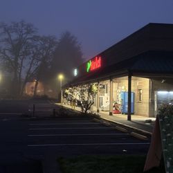 Jim's Thriftway - Jim's right before it opens at 7 AM