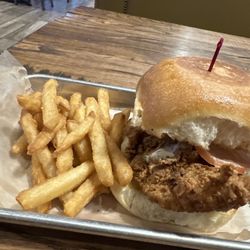 Billy's Grille & Bar - Chicken sandwich