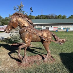 Hidden Falls Cabins & RV Park - Horse sculpture