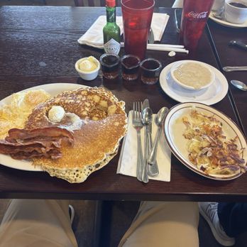 J’s Hideaway - Full pancake breakfast with lots of syrup and extra butter, hashbrowns, and a side of gravy - Diners Near Me - Tehachapi, California