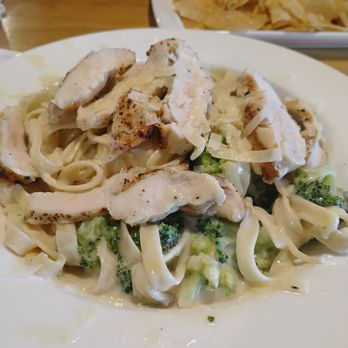 Applebee's Grill + Bar - Classic Broccoli Chicken Alfredo - Sports Bars Near Me - Chattanooga, Tennessee
