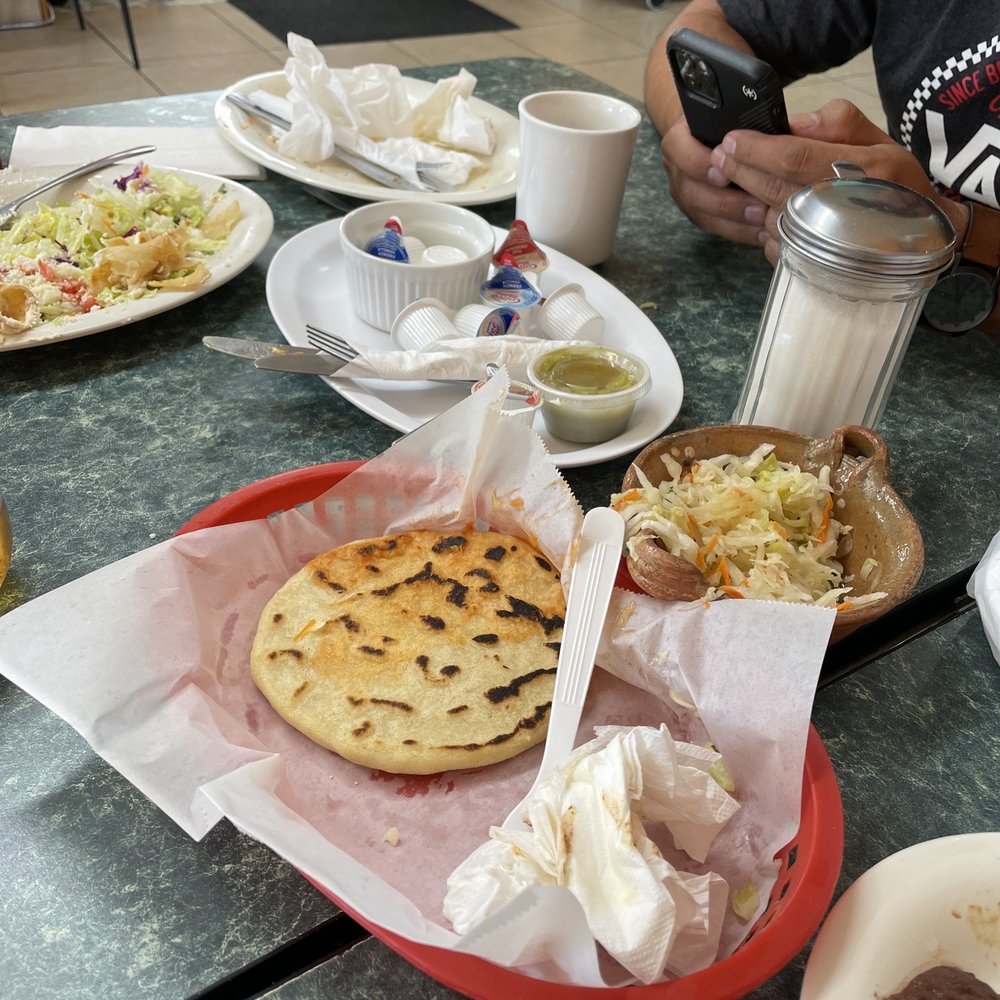 Pupuseria Cuzcatlan - Tortillas frescas - Salvadoran Near Me - Pacoima, California