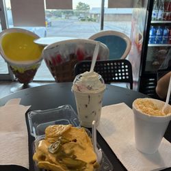 Tutti-frutti Ice Cream Shop & Paleteria - Nachos, Fresas con Crema, elote chica
