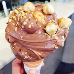 Prestige - Gelato bacio "addobbato" con tante tante nocciole che puntualmente vengono aggiunte solo per me