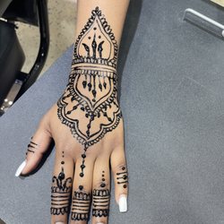 iBrowZona - Adorned with art, empowered by tradition #HennaHappiness
#InkedWithLove
#HennaArtistry
#MehndiMagic
#HennaInspired
#HennaHeals