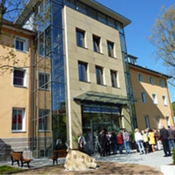 Praxis für Krankengymnastik Kolb-Schlich - Im Dachgeschoss des Ärztehauses in Gonsenheim. Parken auf dem Parkplatz, welcher sich links gegenüber befindet.