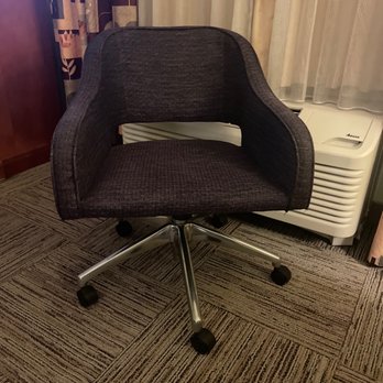 Hampton Inn Macomb - Vintage 1970 chair for the desk! - Hotels Near Me - Macomb, Illinois