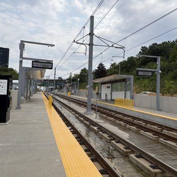 Edwards Gardens - Sunnybrook LRT - Parks Near Me - North York, Ontario
