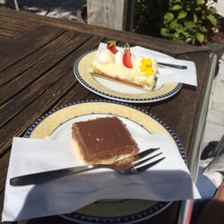 Conditori Nordpolen - Twisterkaka (mördegsbotten, kolakräm o nougattopp) o glutenfri bakelse (pistagebotten, vit chokladmousse o italienska maränger)