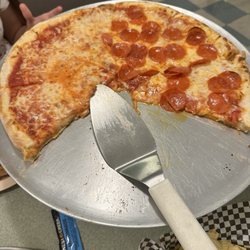 Elizabeth's Pizza - Pizza with half cheese and half pepperoni