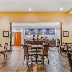 Hampton Inn & Suites Detroit/Airport-Romulus - Breakfast Area