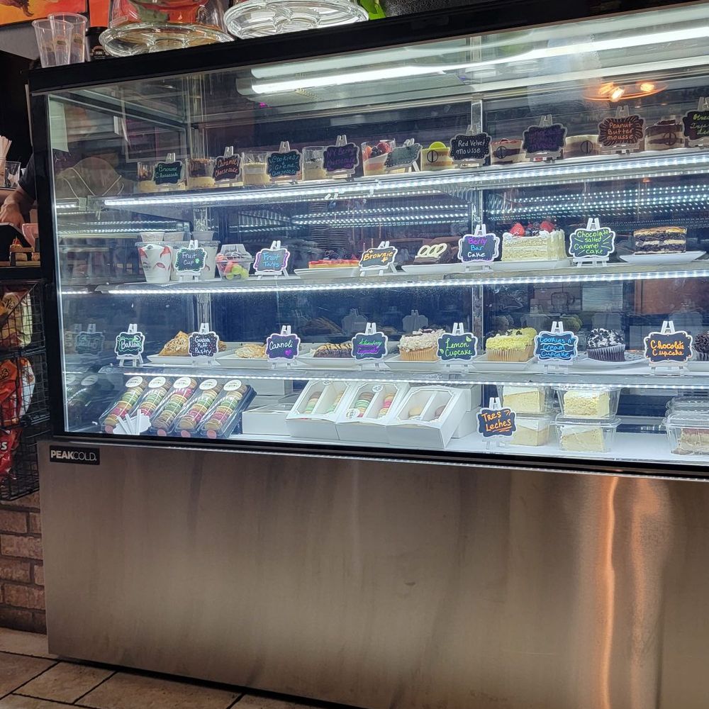 Baldwin Perk - Dessert Display Shelf - Cafes Near Me - Orlando, Florida