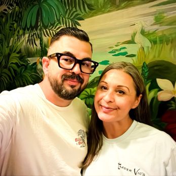 Damon's Steak House - Enjoying the murals - Steakhouses Near Me - Glendale, California