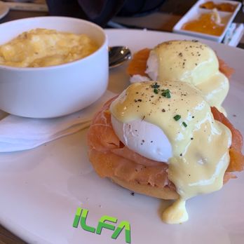 Murphy's - Eggs Benedict w/ Salmon and cheese grits - American Near Me - Atlanta, Georgia Murphy's - Eggs Benedict w/ Salmon and cheese grits - American Near Me - Atlanta, Georgia