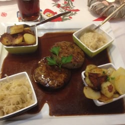 Zur Wegelnburg - Pfälzer Saumagen mit Sauerkraut und Bratkartoffeln.