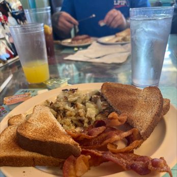 Pat's Riverfront Cafe - Toast, bacon, hash browns and mimosa...yeah my meal may be a bit basic but the flavor and this place is not. - American Near Me - Port Orange, Florida