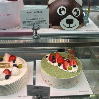 Tous Les Jours - Cake display - Coffee & Tea Near Me - Westminster, California