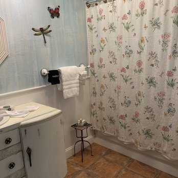 Anchor Inn - Bathroom in Butterfly Room - Bed & Breakfast Near Me - New Smyrna Beach, Florida