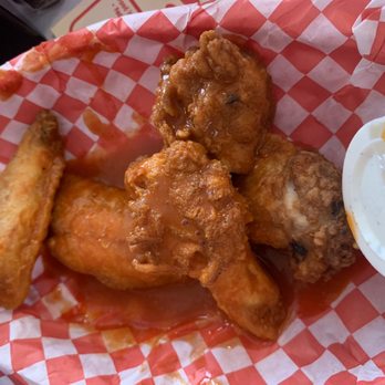 Little Anthony's Diner - The hot wings with ranch - American Near Me - Tucson, Arizona