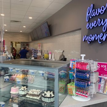 Baskin Robbins - a display case of cupcakes - Ice Cream & Frozen Yogurt Near Me - Reston, Virginia Baskin Robbins - a display case of cupcakes - Ice Cream & Frozen Yogurt Near Me - Reston, Virginia