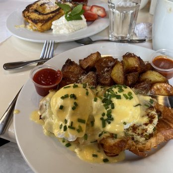 Red House Cafe - Crab cake Benny's - Breakfast & Brunch Near Me - Pacific Grove, California