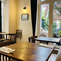 Aux Cerises - Interior seating.