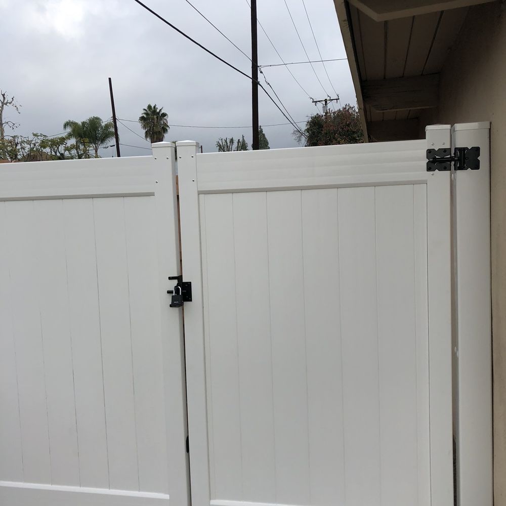 Casa Valenzuela Construction - Vinyl double gate - General Contractors Near Me - Corona, California Casa Valenzuela Construction - Vinyl double gate - General Contractors Near Me - Corona, California