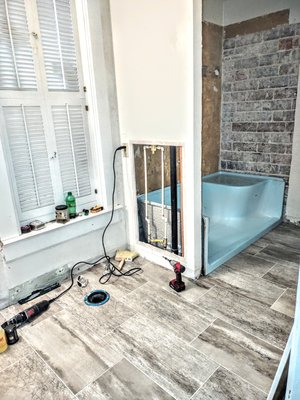 Lundquest Home Remodeling Logo