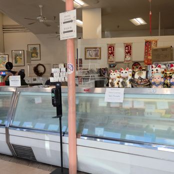 Young's Fish Market - Inside - Hawaiian Near Me - Honolulu, Hawaii