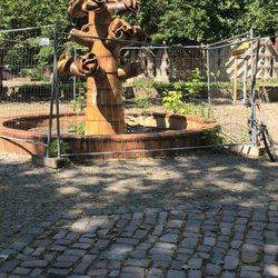 Keramikbrunnen je vodná fontána.