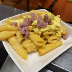 Table Grace Cafe - Breakfast penne with ham and eggs