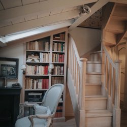 Quartopiano - Stairway to kitchen.