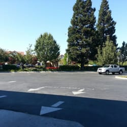 Safeway Gas Station - THIS IS WHAT I MEAN!!! people stop right there and dont pull up to the pump!! So traffic builds. Caught you foo. Dont be this