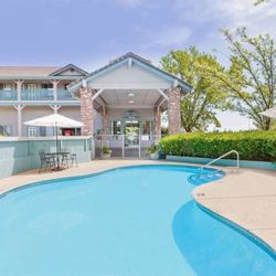 Super 8 by Wyndham Auburn - Outdoor Pool