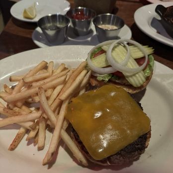 Doc B's Restaurant + Bar - Traditional Cheeseburger - New American Near Me - Austin, Texas