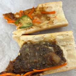 Banh Mi Che Cali - What is this scam? It literally has no veggies