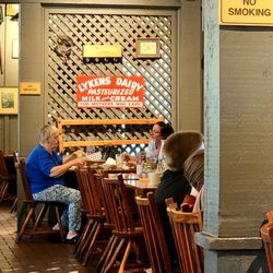 Cracker Barrel Old Country Store - Big room