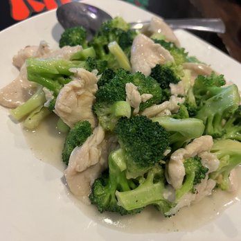 Wonton King - Chicken & Chicken with Broccoli. One of the lighter options on the menu. - Dim Sum Near Me - Saint Louis, Missouri