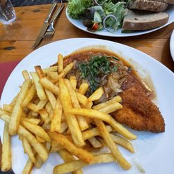 Weingut Preis - Zwiebelschnitzel mit Pommes