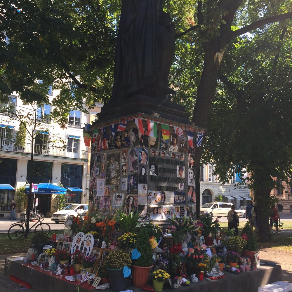 Denkmal-fuer-Michael-Jackson - Orlando di'lasso is rolling in his grave - Landmarks & Historical Buildings Near Me - Munich, BY