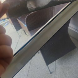 Strandhotel Seerose - Kaputtes Insektennetz Im Zimmer bei Ankunft.