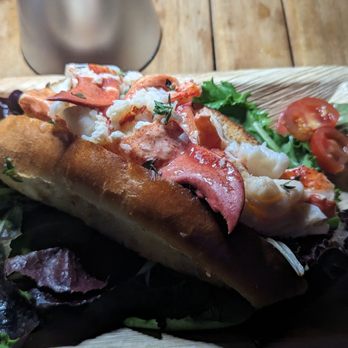 Haskell's Seafood Market and Cafe - Lobster roll - Cafes Near Me - Westhampton Beach, New York